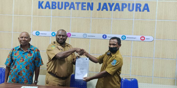 Luar Biasa Masyarakat Adat Menyerahkan Hibah Tanah Kepada Kadis Kominfo Kabupaten Jayapura Untuk Pembangunan Tower  BTS