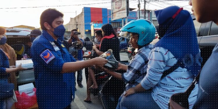 Partai NasDem Papua Berbagi Takjil di Bulan Suci Ramadhan