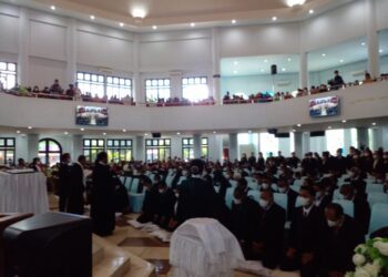 Ketua Klasis Port Numabay, Pdt. Hein Carlos Mano, Teguhkan 182 Orang Majelis Baru Jemaat GKI Pniel Kotaraja