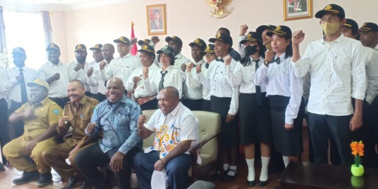Bupati Usman G. Wanimbo Serahkan 71 SK CPNS