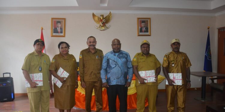 Serahkan DPA, Bupati Usman G. Wanimbo : Urusan Administrasi Harus Dipercepat
