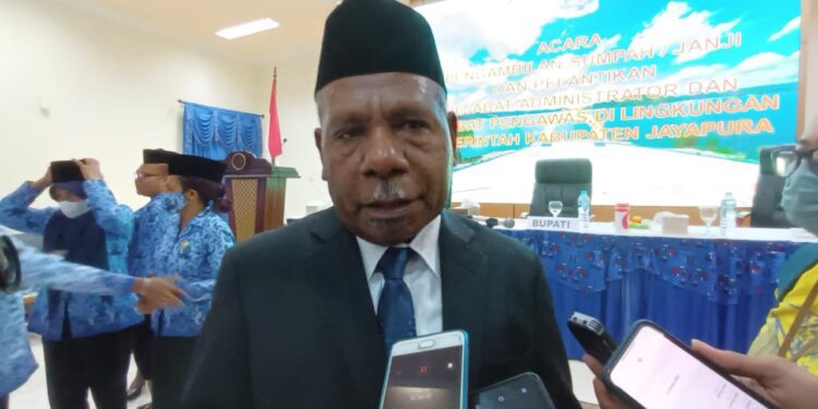 Bupati Jayapura Mathius Awoitauw, Lantik 125 Pejabat Eselon III dan IV