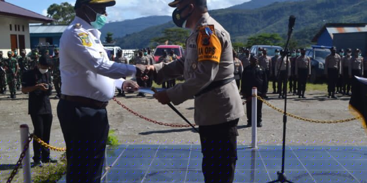 Bupati Usman G. Wanimbo Terima Penghargaan dari Kapolda Papua