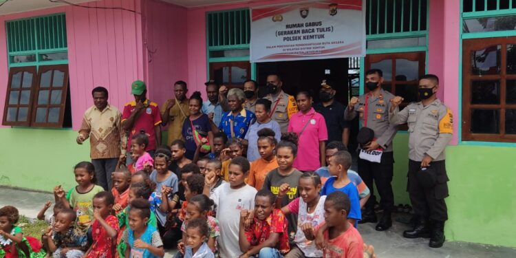Bangun Rumah Gerakan Baca Tulis, Masyarakat Distrik Kemtuk Sampaikan Terima Kasih kepada Kapolres Jayapura