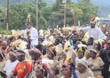 Tiba Di Tanah Kelahiran Dua Imam Muda Katolik Disambut Ratusan Umatnya