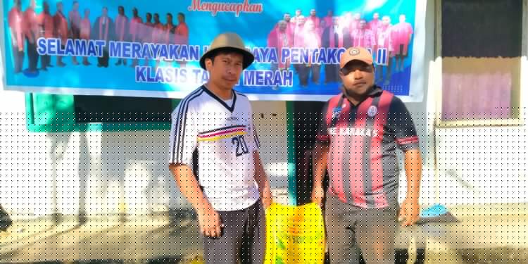 Wagus Hidayat Bantu Beras Bagi Jemaat GKI Wibong II Tablasupa