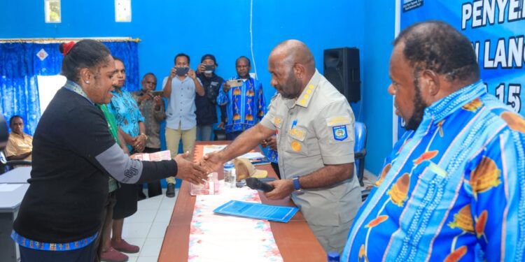 Bupati RHP Serahkan Bantuan bagi 35 Koperasi