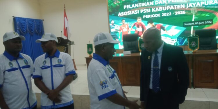 Mathius Awoitauw Resmi Dilantik Pimpin Askab PSSI Kabupaten Jayapura Periode 2022-2026
