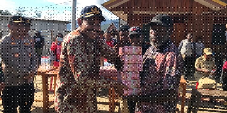 Pemkab Tolikara Berikan Bantuan Dana Duka dan Santunan Kepada Keluarga Almarhum Nailenus Yikwa Tersengat Listrik PLN Wamena