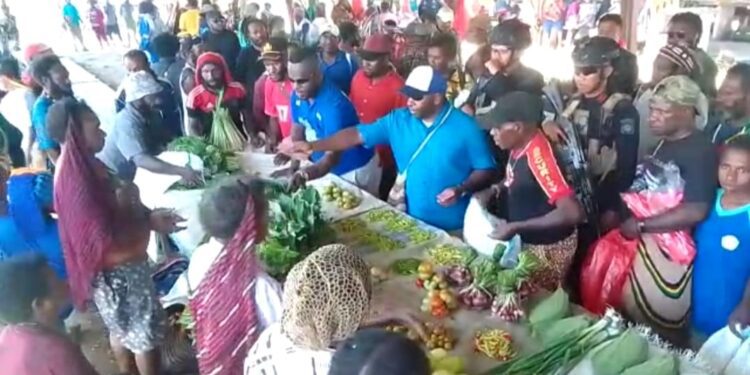 Sidak Pasar Kobakma,Bupati RHP Borong Dagangan Pedagang