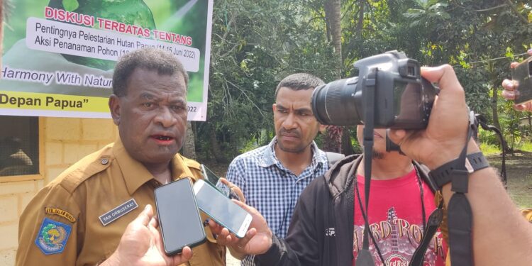 Kadis Kehutanan Papua Jadi Narsum Pada Diskusi Terbatas Yapemasda