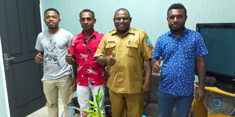 Bertemu Kadis Kominfo Kabupaten Jayapura, Pemuda Distrik Yokari Beri Dukung Pembangunan Tower