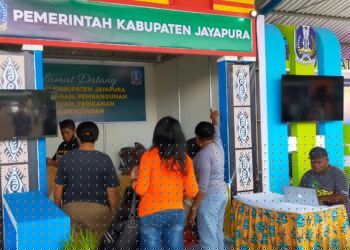 Kepala Bank Papua Cabang Makassar dan Staf  Sambangi Stand Pameran Papua
