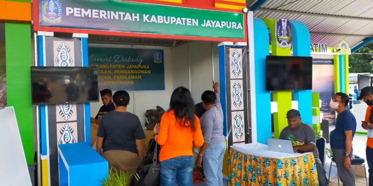 Kepala Bank Papua Cabang Makassar dan Staf  Sambangi Stand Pameran Papua