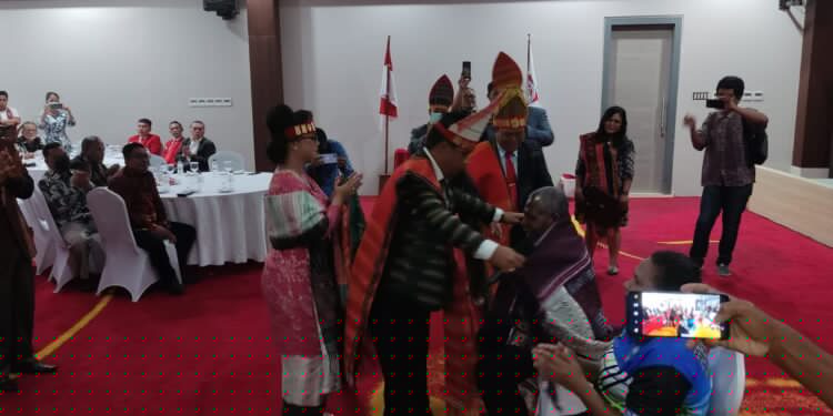 Masyarakat Batak Sematkan Ulos Kepada Bupati Jayapura dan Sekda Sebagai Tanda Penghormat dan Kebanggaan