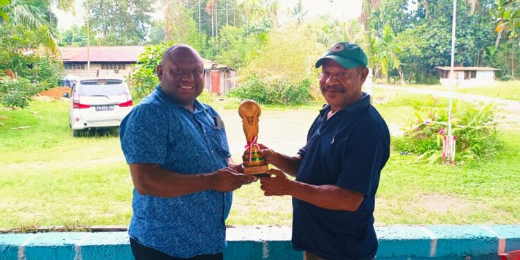 Kadis Kominfo Kab Jayapura Sumbang Piala kepada Panitia Turnamen Ondo Heram Cup IV Tahun 2022