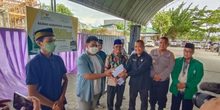 110 Mustahiq Menerima Bantuan Zakat dari Badan Amil Zakat Nasional (BAZNAS) Kabupaten Jayapura