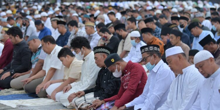 Berlangsung Khidmat, Ribuan Umat Muslim Laksanakan Shalat Idul Adha di Masjid Agung Al-Aqsha Sentani