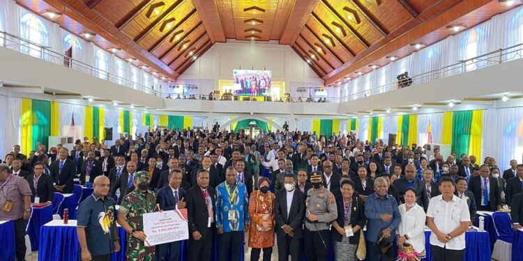 Menteri Sosial  Hadir Di Sidang Sinode XVIII GKI Di Tanah Papua di Waropen Sekaligus Berikan Dukungan