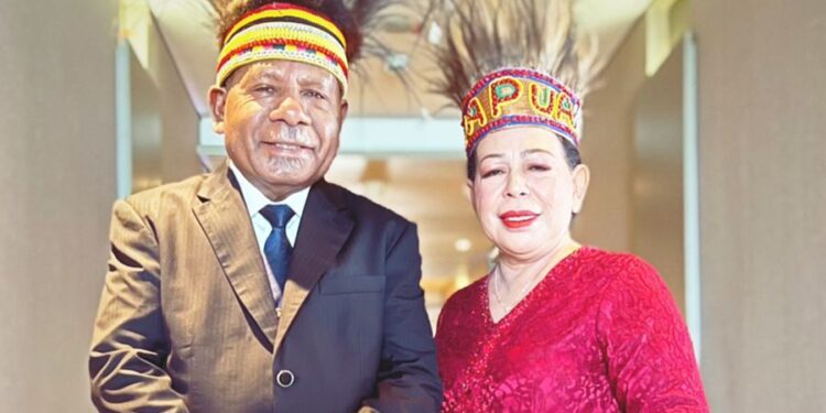 Bupati Jayapura Mathius Awoitauw dan Ibu Ikuti Upacara Penurunan Bendera HUT RI ke-77 di Istana Merdeka