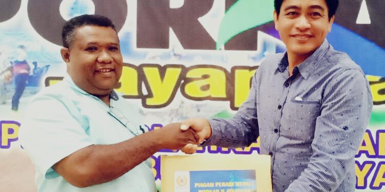 Penyerahan Medali Kepada 18 Cabor Resmi dilakukan oleh Ketua PORKAB 2 Jayapura