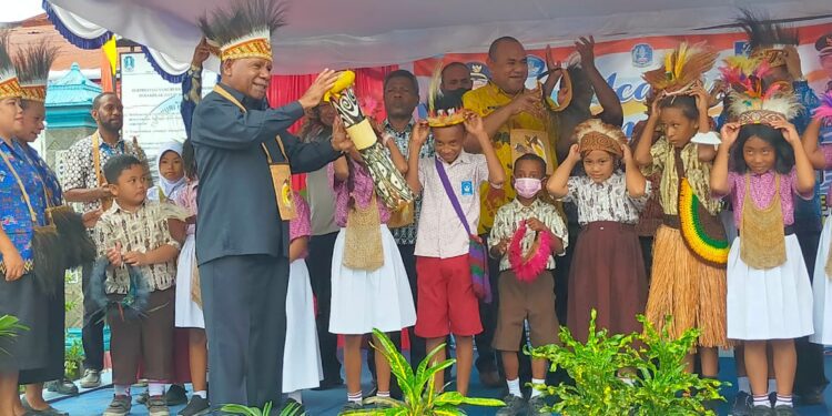 Bupati Mathius : Penerapan Muatan Lokal Dan Atribut Adat Di Sekolah Adalah Implementasi Otsus
