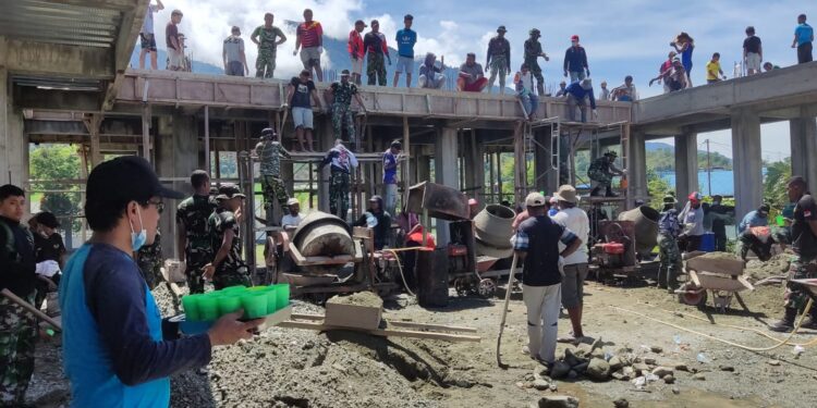 Anggota TNI Bantu Warga Jemaat Cor Balkon Gereja GKI Eklesia Doyo Baru