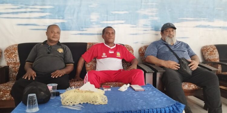 Pagi ini Masyarakat Adat Sentani Jemput Mantan Gubernur Papua Barnabas Suebu