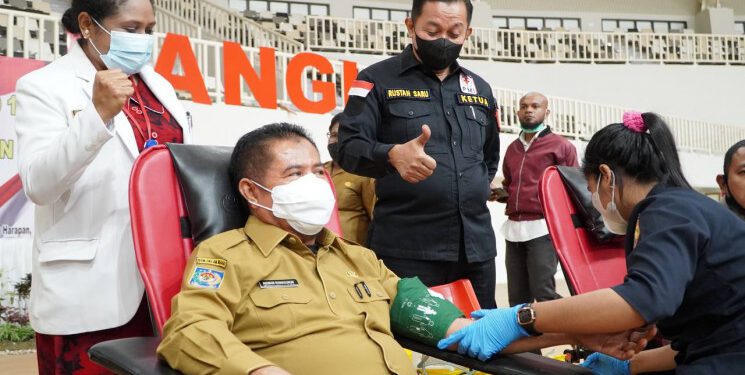 Sekda Papua Ajak OPD Rutin Donor Darah Untuk Atasi Kelangkaan Pasokan Darah di Provinsi Papua