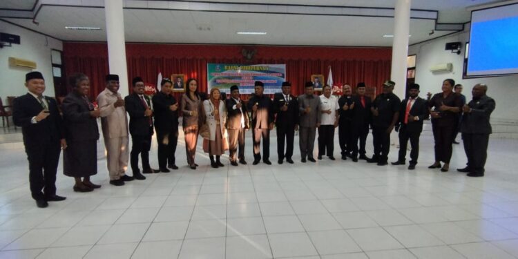 Pendapat Akhir 5 Fraksi DPRD Kabupaten Jayapura Setuju Raperda Perubahan APBD 2022 Menjadi Perda