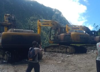 7 Alat Berat Milik PT.Wijaya Karya yang Digunakan Untuk Pengerjaan Jalan Trans Nasional Oksibil-Toweitam Diduga Dibakar KKSB
