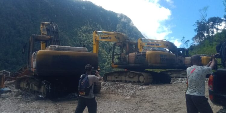 7 Alat Berat Milik PT.Wijaya Karya yang Digunakan Untuk Pengerjaan Jalan Trans Nasional Oksibil-Toweitam Diduga Dibakar KKSB