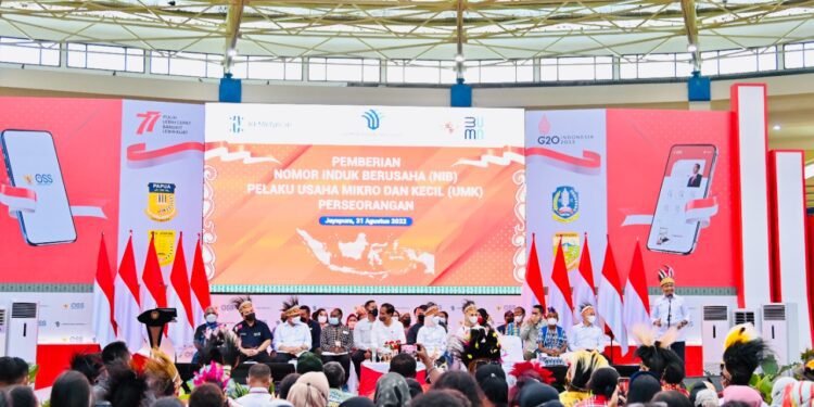 Presiden Jokowi Serahkan NIB bagi Pelaku UMKM di Tanah Papua