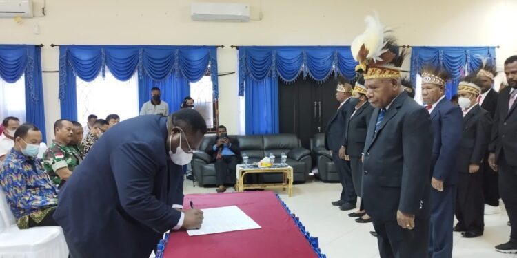 Pengurus KONI Kab. Jayapura Periode 2022-2026 Dilantik Kenius Kogoya