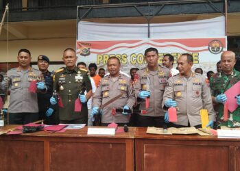 Polisi Amankan 14 Orang Membawa Senjata Tajam Saat Aksi Demo Save Lukas Enembe