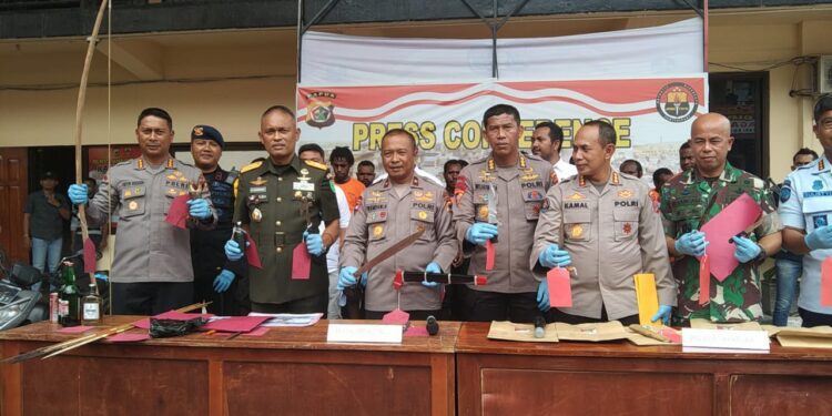 Polisi Amankan 14 Orang Membawa Senjata Tajam Saat Aksi Demo Save Lukas Enembe