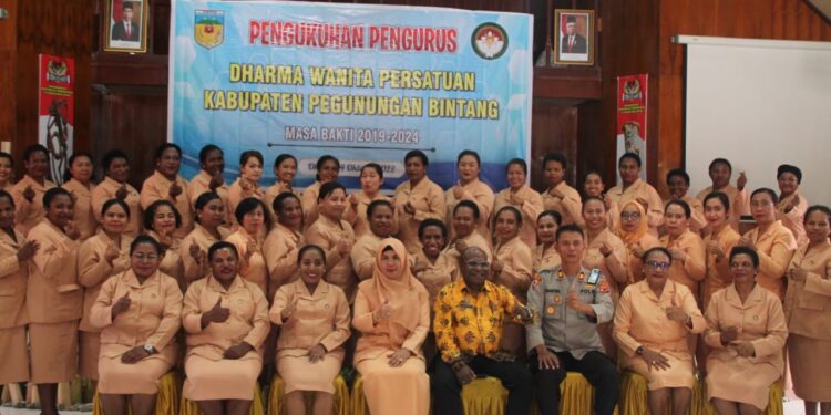 Ketua DWP Provisi Papua Ny. Andar Musaad Resmi Melantik Pengurus DWP Pegubin Masa Bhakti 2019-2024