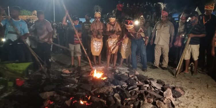 Masyarakat Kampung Adoki Biak Numfor, Tampilkan Ritual Apen Beyeren atau Jalan Diatas Barah Batu pada Festival Danau Sentani Tahun 2022