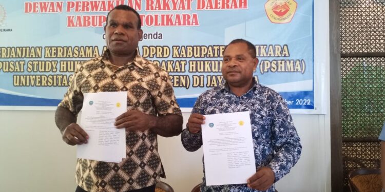 DPRD Tolikara Lakukan Perjanjian Kerjasama dengan Pusat Studi Hukum dan Masyarakat Hukum Adat Universitas Cenderawasih