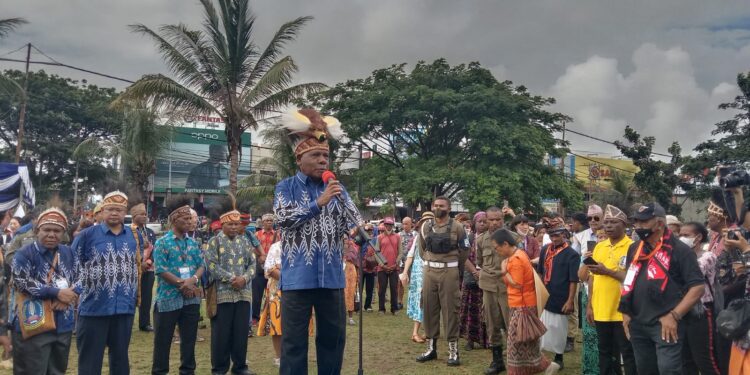 Ketua Umum KMAN VI Mathius Awoitauw Lepas Parade Budaya Nusantara