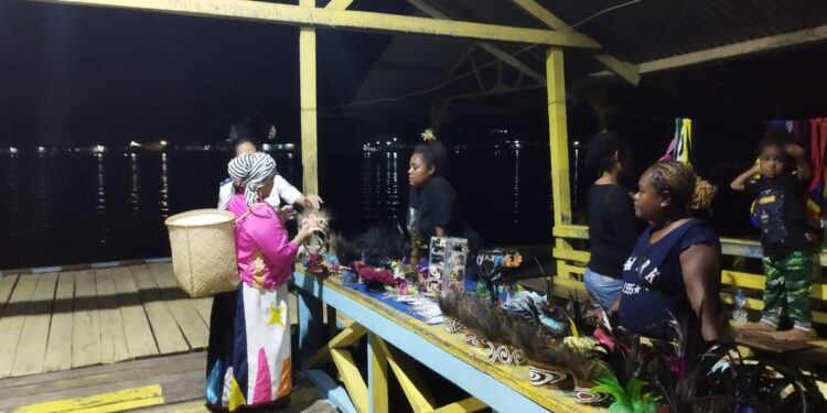 Pedagang Souvenir di Dermaga Jeku Panen Rejeki Selama Pelaksanaan Yo Riya
