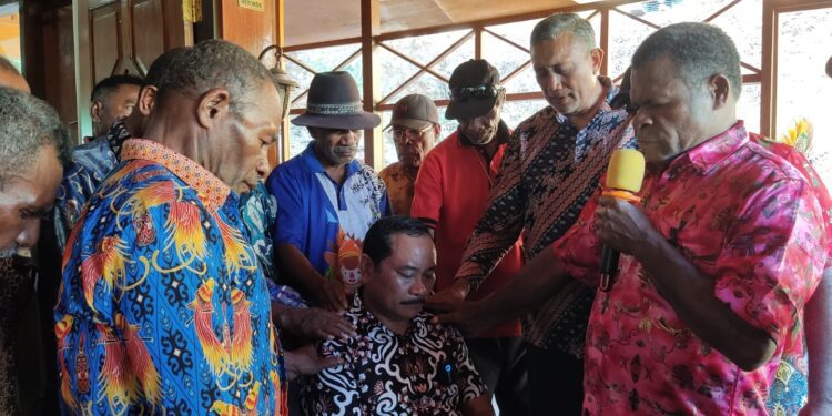 Warisan Leluhur Suku Sentani ‘Ebha’, Diberikan Kepada JMW Sebagai Restu Siap Bertempur di 2024