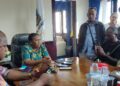Sekda Hana Hikoyabi Tanggap Cepat Siswa SDN Sentani yang Belajar Tanpa Kursi Meja