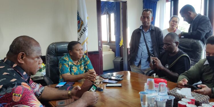 Sekda Hana Hikoyabi Tanggap Cepat Siswa SDN Sentani yang Belajar Tanpa Kursi Meja