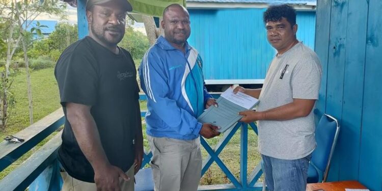 Dokumen Kepengurusan GAMKI Kabupaten Mamberamo Tengah Diserahkan Kepada Kesbangpol