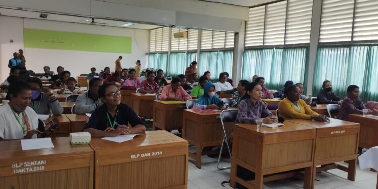 Dinkop & UKM Kabupaten Jayapura, Terus Melakukan Terobosan dengan Memberikan Pelatihan Literasi Keuangan Bagi 45 Pelaku Usaha Mikro