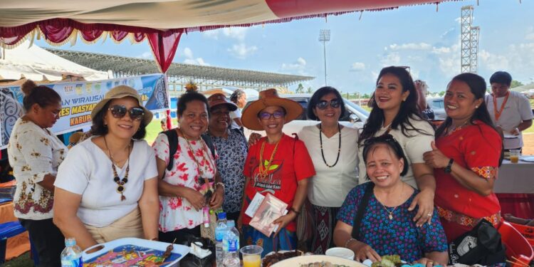 Stand Khas Toraja yang Ditampilkan IKT Diminati Pengunjung FDS untuk Berfoto