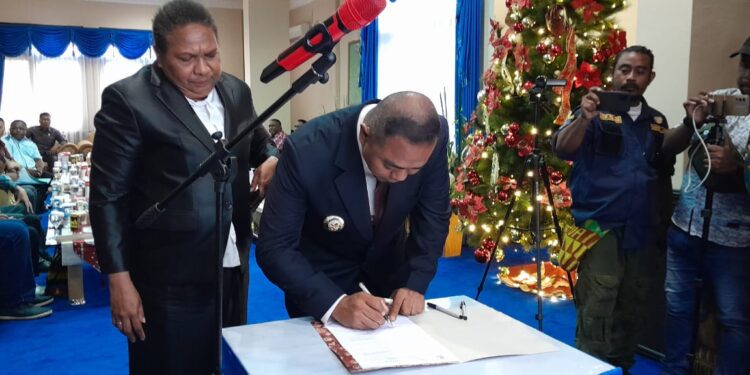 Sertijab Plh Bupati Jayapura kepada Penjabat Bupati Jayapura Triwarno Purnomo