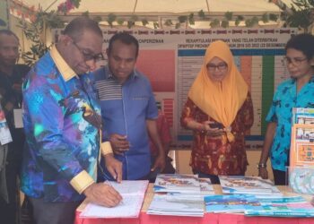 As III Setda Provinsi Papua, Derek Hegemur Meninjau Stand Pameran Pembangunan