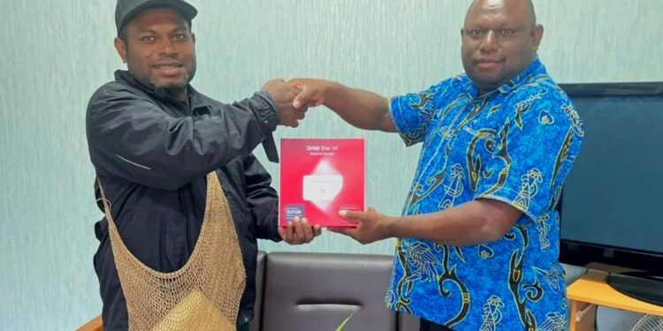 Kadis Kominfo Gustaf Griapon Bantu 1 Unit Paket Internet Modem Orbit Kepada Pegiat Pemuda Kreatif